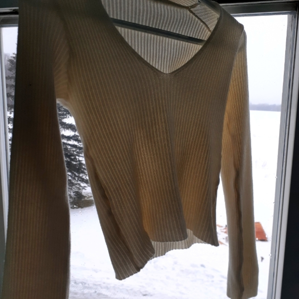 hey guys! :) I'm selling this really cute white crop sweater!